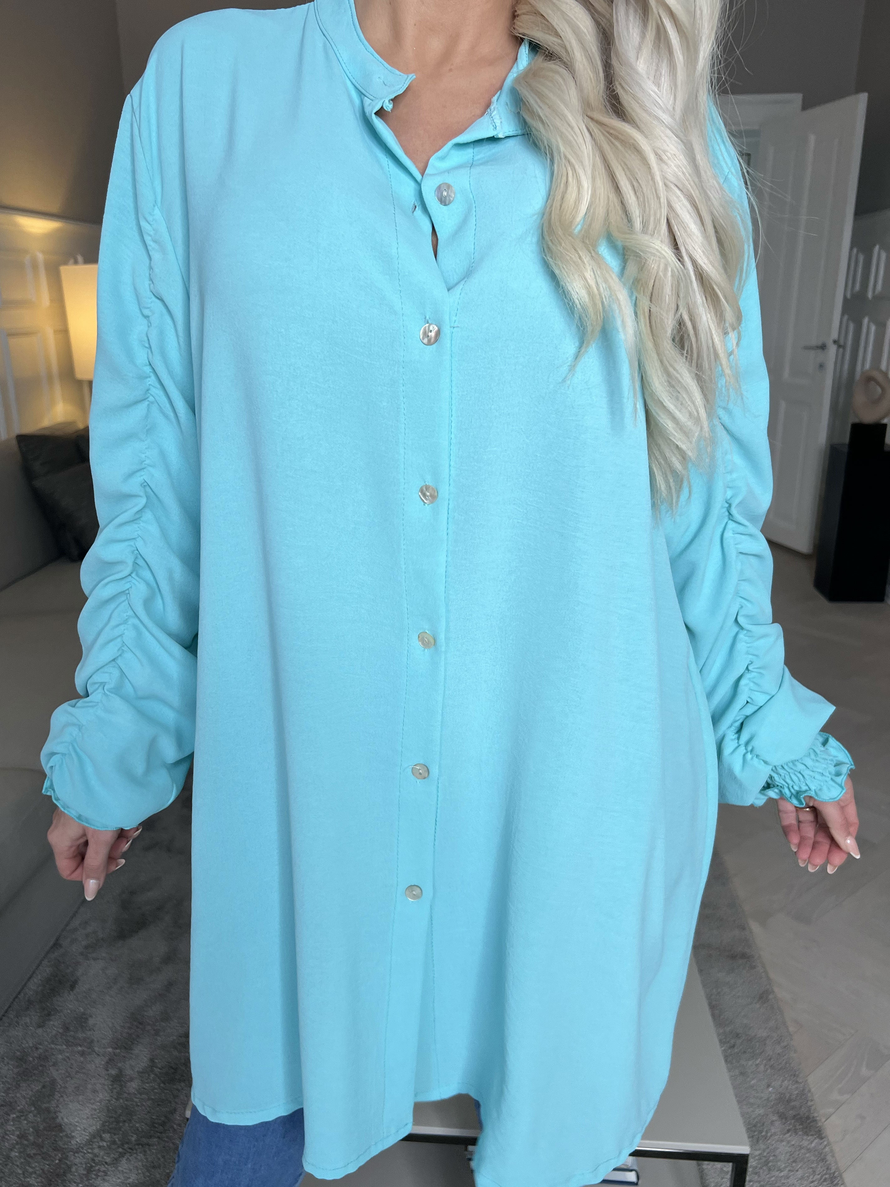 Athena - Lång skjorta med rynkade ärmar